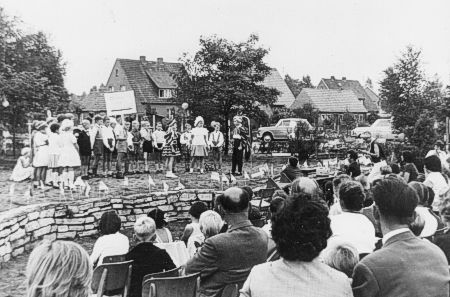 Bild: Theaterspiel auf der Freilichtbühne des Spielplatzes 1964